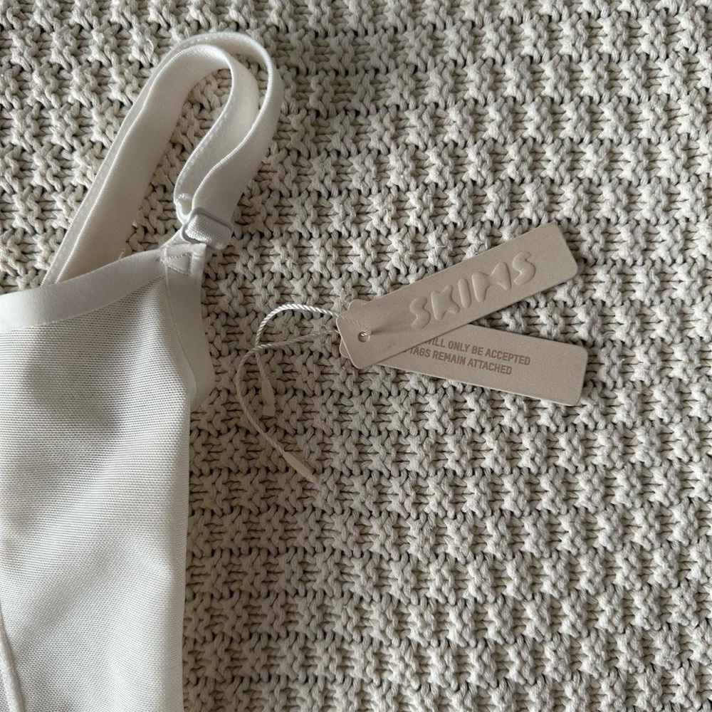 SKIMS Cream Bodysuit - Picture 3 of 7